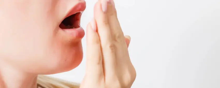 علت بوی بد دهان با وجود مسواک زدن؛ 7 دلیل پنهان