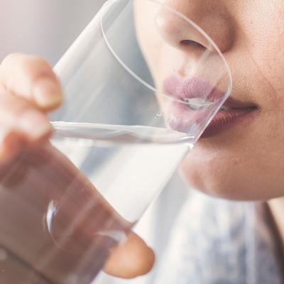 چگونه با نوشیدن آب انواع بیماری‌ها را دور کنیم؟